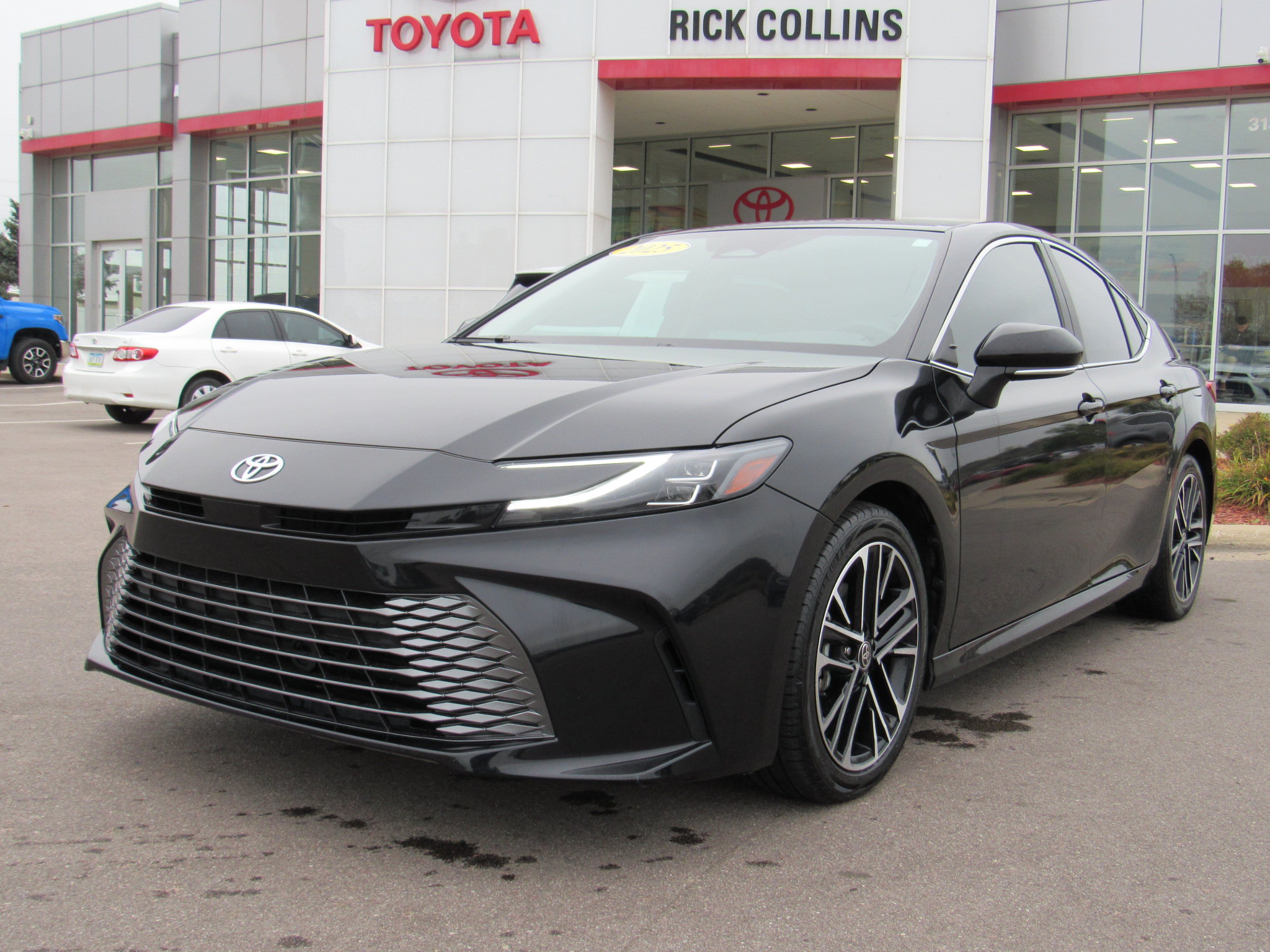 Used 2025 Toyota Camry XLE FWD image 2