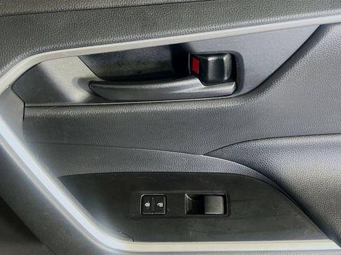 Used 2019 Toyota RAV4 LE FWD image 32