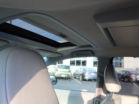 Used 2013 Toyota Sienna XLE w/ Entertainment Pkg FWD image 8