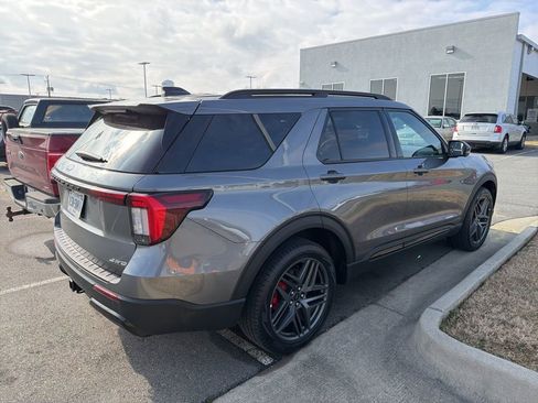 Used 2025 Ford Explorer ST-Line w/ ST-Line Street Pack image 3