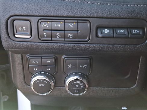 Used 2023 GMC Yukon XL Denali AWD/4WD image 28