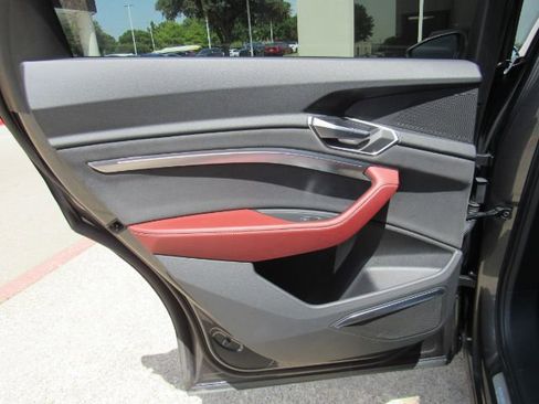 Used 2023 Audi e-tron S Premium Plus w/ Black Optic Package image 18