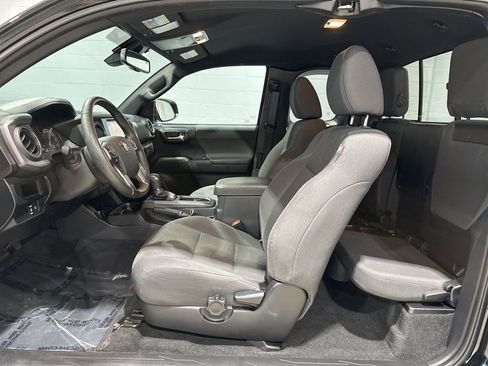 Used 2018 Toyota Tacoma TRD Sport image 14