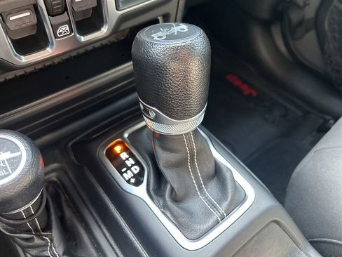 Used 2018 Jeep Wrangler Unlimited Sahara image 36