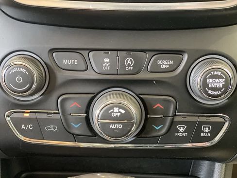 Used 2021 Jeep Cherokee Latitude Lux w/ Comfort/Convenience Group AWD/4WD image 21