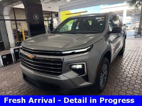 Used 2024 Chevrolet Traverse LT image 1