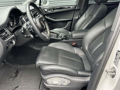 Used 2025 Porsche Macan image 5