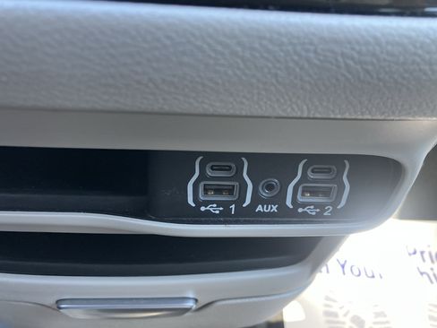Used 2023 Chrysler Pacifica Touring-L FWD image 30