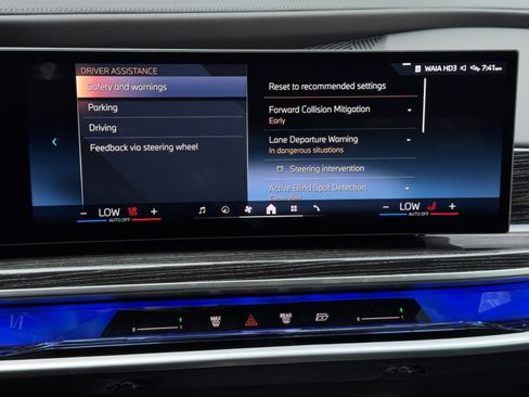 Used 2026 BMW 740i w/ Premium Package RWD image 29