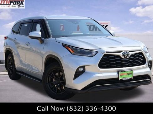 Used 2021 Toyota Highlander LE FWD image 1