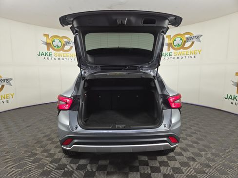 Certified 2025 Chevrolet Trax LT w/ LT Convenience Package FWD image 31