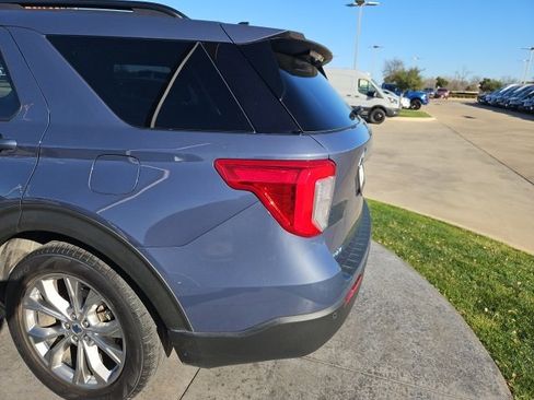 Used 2021 Ford Explorer XLT w/ Equipment Group 202A image 5