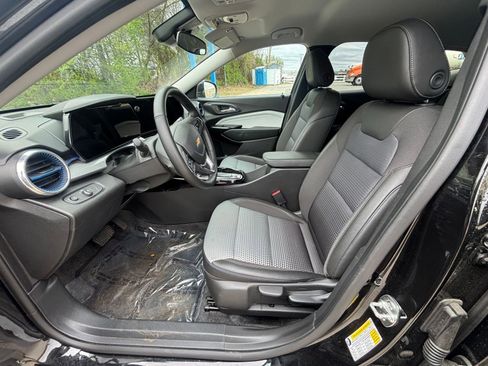 Used 2025 Chevrolet Trax LT w/ LT Convenience Package image 28