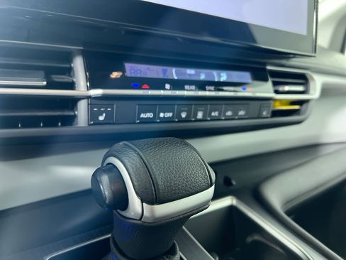 Used 2025 Toyota Sienna XLE image 24