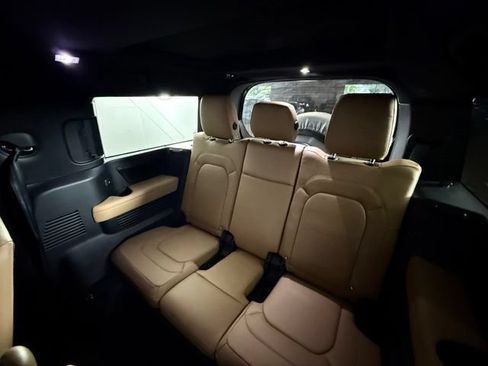 Used 2025 Land Rover Defender 130 X-Dynamic SE AWD/4WD image 31