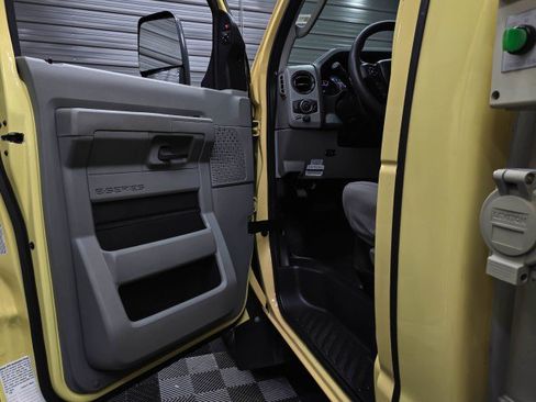 Used 2022 Ford E-450 and Econoline 450 Super Duty RWD image 36