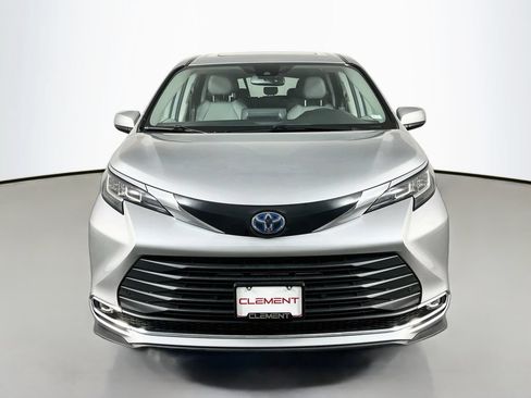 Used 2023 Toyota Sienna XLE AWD/4WD image 3