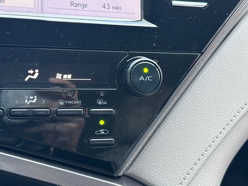 Used 2019 Toyota Camry SE w/ Convenience Package FWD image 29