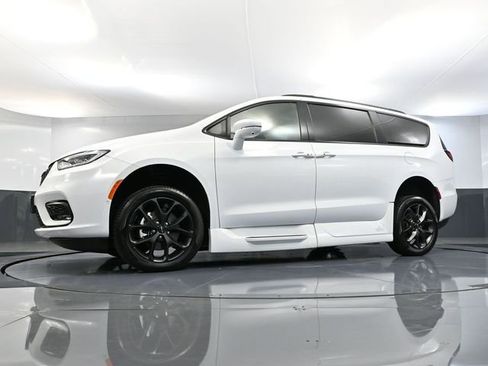 Used 2022 Chrysler Pacifica Touring-L w/ Uconnect Theater Family Group image 60
