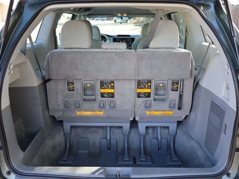 Used 2013 Toyota Sienna L image 14
