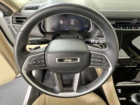 Used 2022 Jeep Grand Cherokee Limited image 11