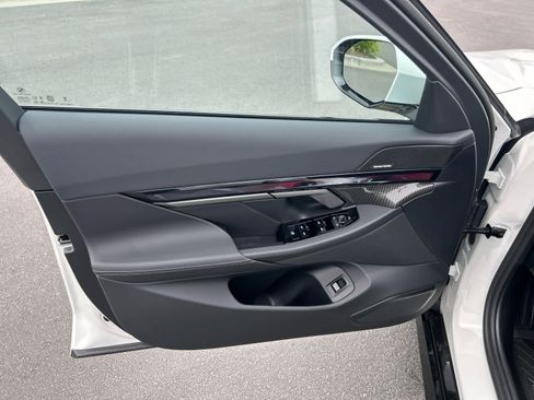 Used 2026 BMW 550e xDrive 550e xDrive image 25