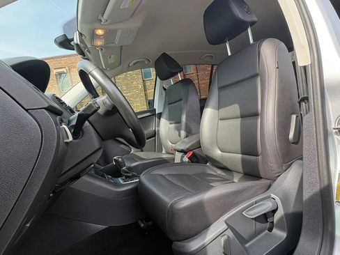 Used 2017 Volkswagen Tiguan S image 2