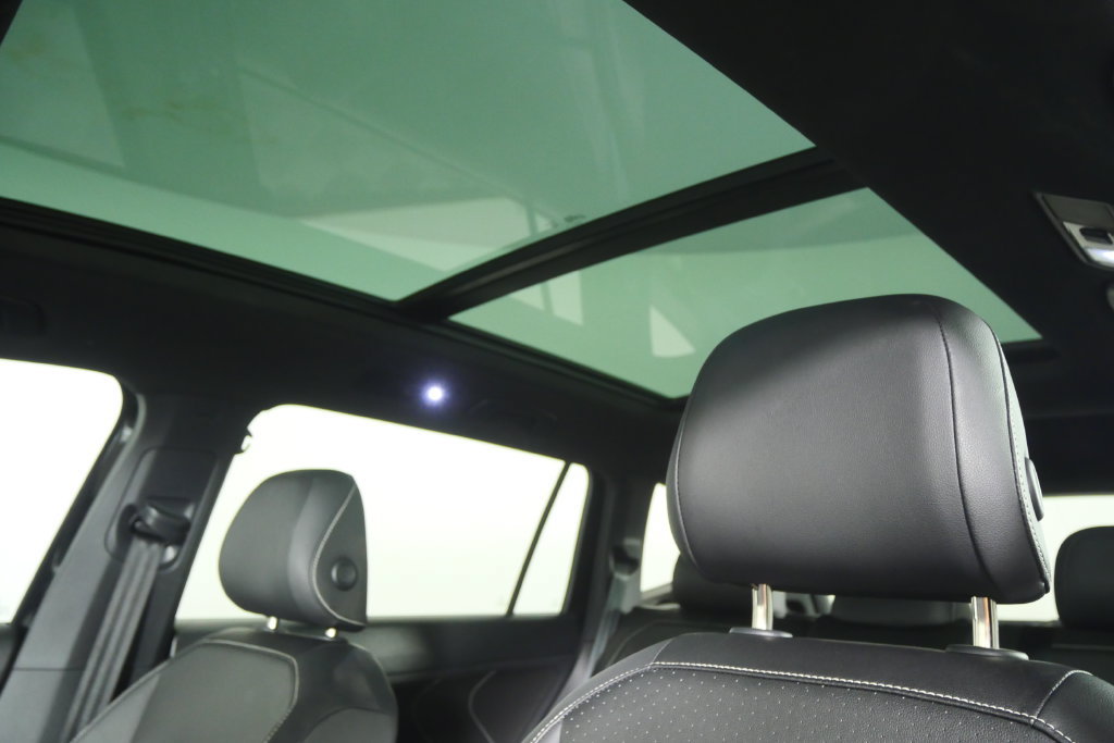 Used 2023 Volkswagen Tiguan SE R-Line FWD image 12