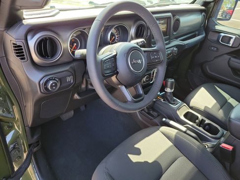 Used 2023 Jeep Gladiator Sport image 11