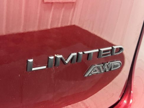 Used 2023 Chrysler Pacifica Limited w/ Uconnect Theater Family Group image 8