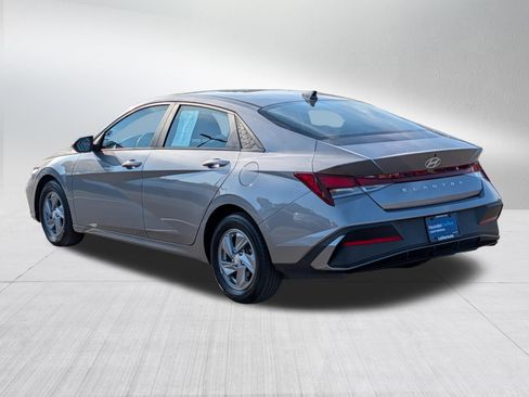 Used 2024 Hyundai Elantra SE FWD image 5