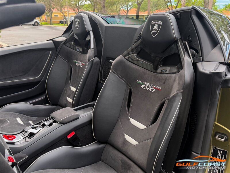 Used 2022 Lamborghini Huracan EVO RWD image 19