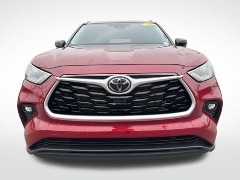 Used 2023 Toyota Highlander XLE image 2