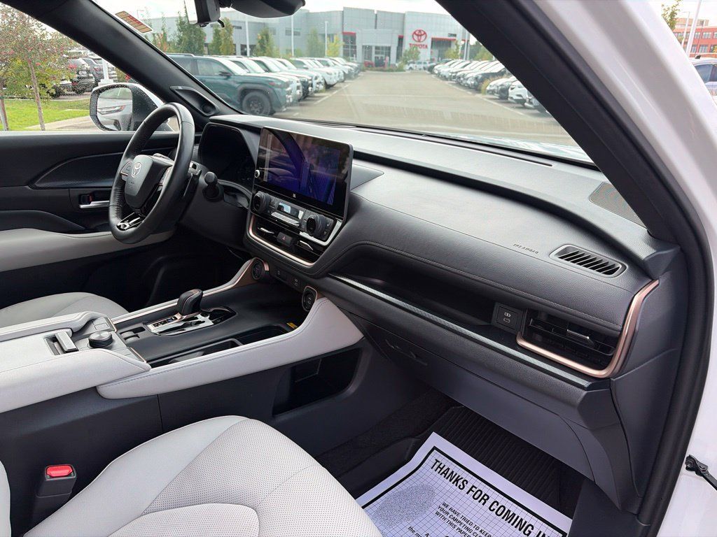 Used 2024 Toyota Grand Highlander AWD Hybrid image 14
