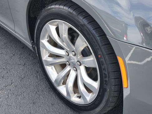 Used 2018 Chrysler 300 Limited image 33