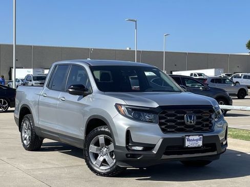 Used 2025 Honda Ridgeline TrailSport image 2