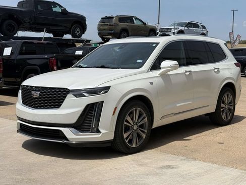 Used 2021 Cadillac XT6 Premium Luxury FWD image 3