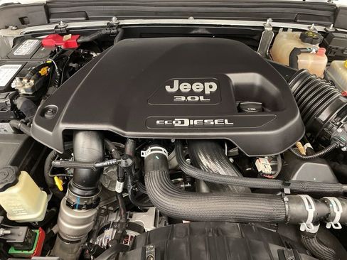 Used 2021 Jeep Wrangler Unlimited Sahara AWD/4WD image 30