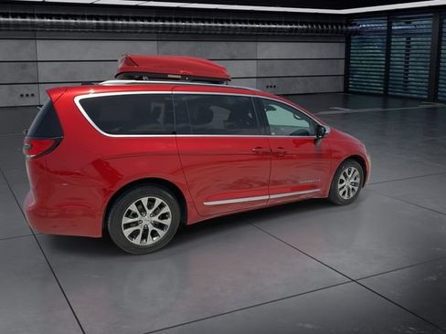 Used 2025 Chrysler Pacifica Pinnacle FWD image 9