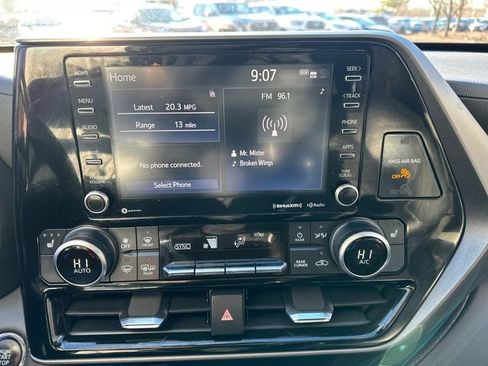 Certified 2022 Toyota Highlander XLE image 32