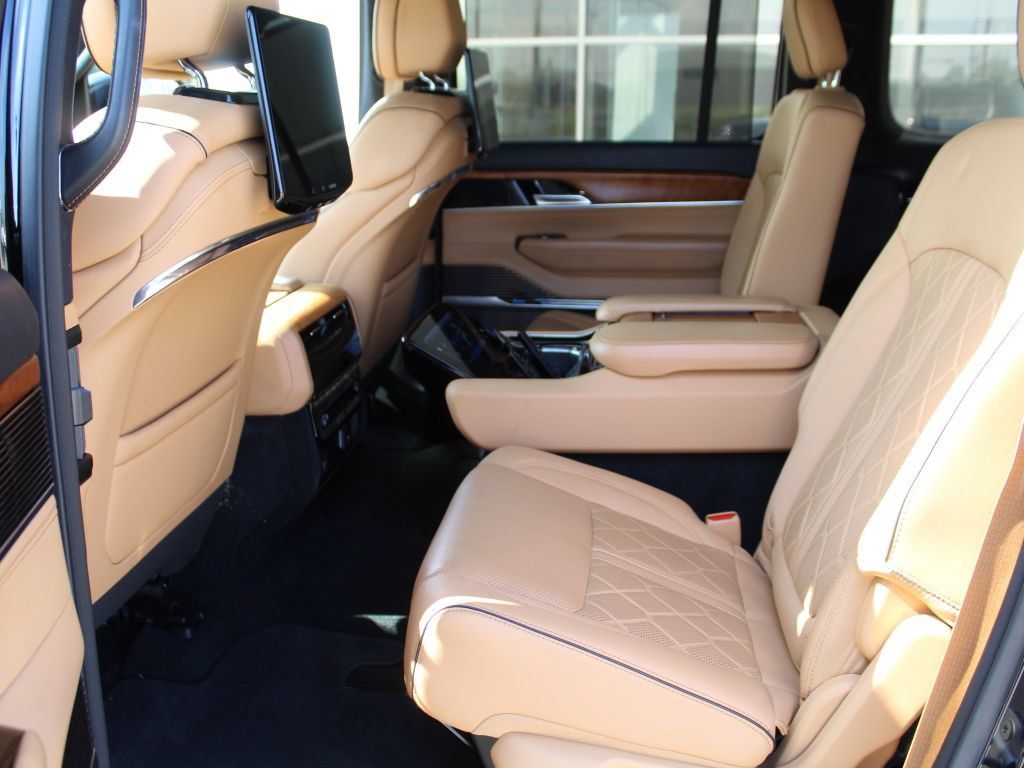 Used 2023 Jeep Grand Wagoneer Series III w/ Rear Seat Video Group 1 AWD/4WD image 17