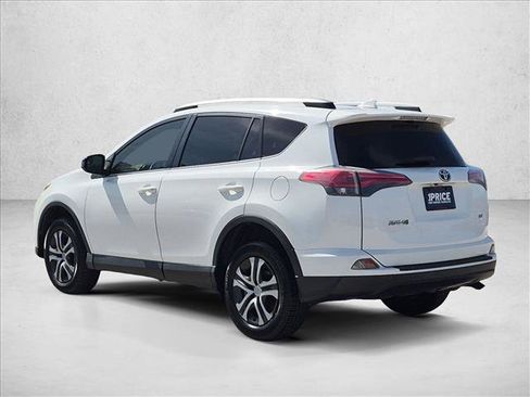 Used 2018 Toyota RAV4 LE FWD image 8