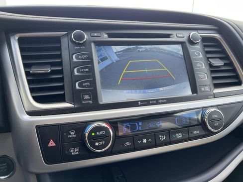 Used 2017 Toyota Highlander Limited AWD/4WD image 8