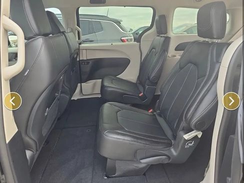 Used 2024 Chrysler Pacifica Touring-L FWD image 15