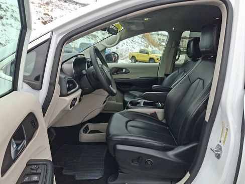 Used 2024 Chrysler Pacifica Touring-L image 13