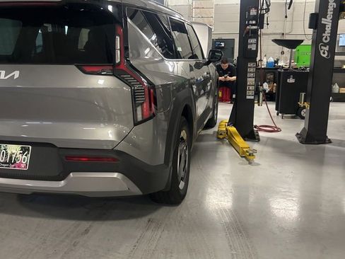 Certified 2024 Kia EV9 Wind AWD/4WD image 3