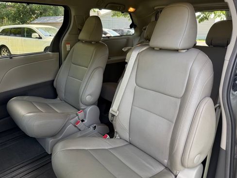 Used 2017 Toyota Sienna XLE FWD image 16