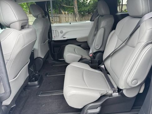 Used 2025 Toyota Sienna XLE w/ XLE Plus Package AWD/4WD image 18