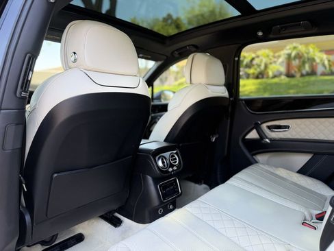 Used 2017 Bentley Bentayga AWD/4WD image 17
