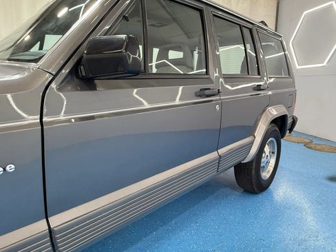 Used 1990 Jeep Cherokee Laredo RWD image 18